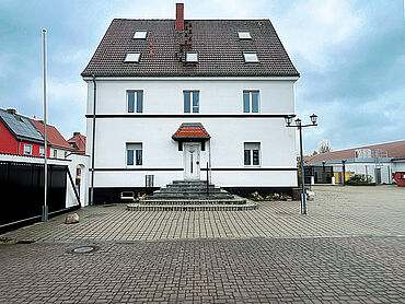 D26-02-042: Warschauer Straße 7
							04860 Torgau